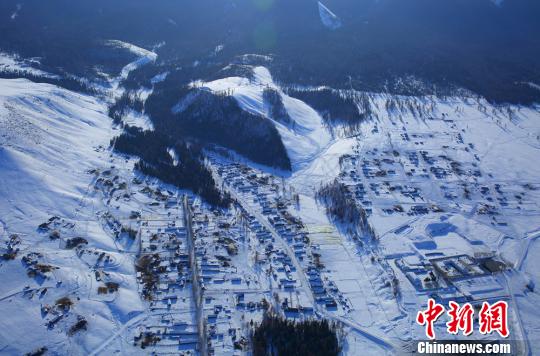 新疆哈巴河縣借獨(dú)特優(yōu)勢打造“雪樺”百里雪鄉(xiāng)（圖）